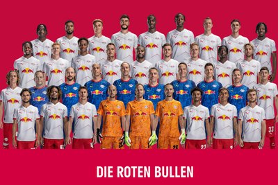 RB Leipzig, obere Reihe von links: Yan Diomande, Benjamin Hinrichs, Conrad Harder, Romulo Cardoso, Ezechiel Banzuzi, El Chadaille Bitshiabu, Lukas Klostermann, Kosta Nedeljkovic, Johan Bakayako; 2. Reihe, v. l.: Castello Jr. Lukeba, Nicolas Seiwald, Assan Ouedraogo, David Raum, Ridle Baku, Christoph Baumgartner, Xaver Schlager, Amadou Haidara, Kevin Kampl; 3. Reihe v. l. Viggo Gebel, Tom Cichon, Patrick Kohlmann, Ruwen Faller, Ole Werner, Jan Zimmermann, Frederik Gössling, Daniel Behlau, Patrick Eibenberger, Andrija Maksimovic; untere Reihe v.l.: Max Finkgräfe, Joyeux Masanka Bungi, Willi Orban, Leopold Zwingerle, Peter Gulacsi, Maarten Vandevoordt, Tidiam Gomis, Antonio Nusa, Timo Werner.