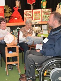 Das Vereinsleben in Neuwürschnitz ist top. Jurymitglied Thomas Naumann im Gespräch mit Gisela Groschopf (links) und Karla Klemm von der Klöppelgruppe. 