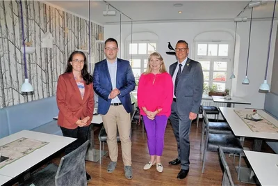 Staatssekretärin Dagmar Neukirch, Landtagsabgeordneter Eric Dietrich, Gesundheitsministerin Petra Köpping und Bürgermeister Ingo Seifert (von links) nach der BAK-Besichtigung. 