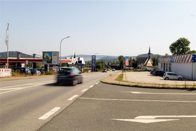 Ab hier ist die B 101 ab Montag bis 20. September dicht. Linkerhand die Q1-Tankstelle, rechts das Geschäft Jeans-Live. Die Auer Straße (vorn rechts) wird zur Einbahnstraße in Richtung Schwarzenberg.