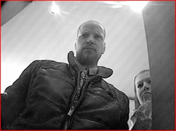 Die Polizei fahndet nach diesen mutmaßlichen Dieben, die mit einer gestohlenen Karte Geld abgehoben haben.