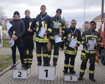 Sie genossen ihre Podestplätze - die Feuerwehrleute, denen bei der Siegerehrung besonders viel Beifall galt. 