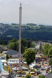 85 Meter hoch: Am Freefall Extreme wurde am Donnerstag noch fleißig gearbeitet. Er ist neu auf der Kät.