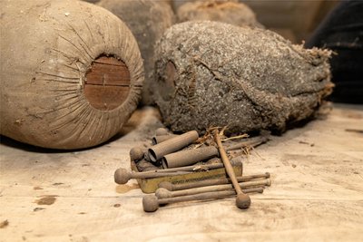 Durchaus überraschend gut erhalten sind die historischen Klöppelsäcke: gefertigt aus robustem Rupfen, einem groben Gewebe in Leinwandbindung, und gefüllt mit Stroh.