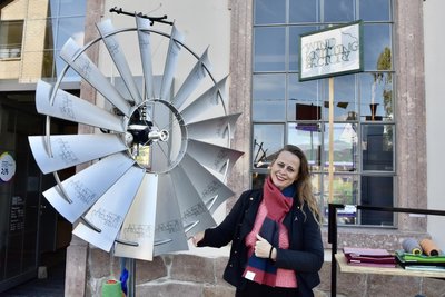 Die Niederländerin Merel Karhof an ihrer „Wind Knittering Factory“.