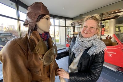 Patricia Löffler mit der original Rennkombi ihres Opas Rudi Krause.