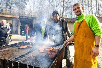 Tim Hübner (links) und Morris Schumacher waren zwei der Grillmeister beim Ostergrillen in der Köbe.