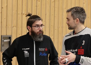 Trainer Oliver Pflug (links) setzt im Abstiegskampf auf die Unterstützung von Routinier Markus Elschker. 