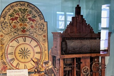 Die 200 Jahre alte Schwarzwälder Flötenuhr - links das abgenommene Zifferblatt - lässt eine Melodie erklingen. 