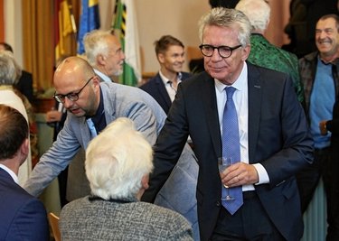 Thomas de Maizière (rechts) am Rande des Festaktes. 