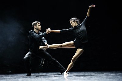 Erster Teil des Abends: "How The Body Works The Dark" von Martin Harriague mit Soo-Mi Oh und  Alejandro Guindo Martín.