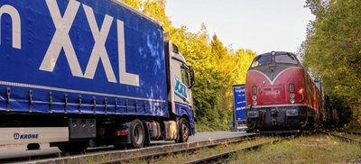 Für den kombinierten Transport wurde das Anschlussgleis im Industriegebiet Auerbach-West genutzt. Der Ladepunkt wird vom Bahnhof in Falkenstein angefahren, wo Güterzüge getrennt und rangiert werden können.