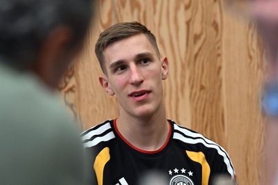 Nico Schlotterbeck spricht im DFB-Quartier. 