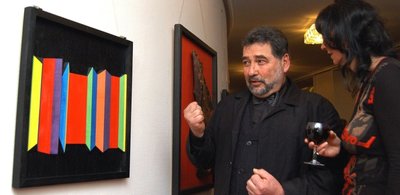 Vernissage im Theater: Helmut Schubert und Liliana Merkel vor dem Bild "Erinnerung an Sollevit". 