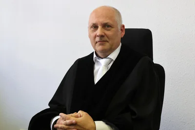 Richter Michael Mularczyk betrachtet die Videos im Rahmen der Nothilfe als verwertbar, obwohl sie heimlich aufgenommen wurden.