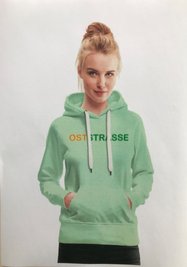 Beispiele aus dem Treuen-Sortiment im Onlineshop der TWV: Kapuzenpulli. 