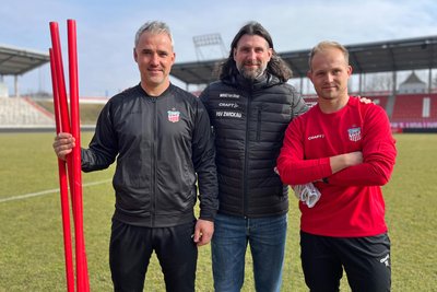 Co-Trainer Daniel Rupf (l.) und Torwarttrainer Tom Hornuff, gemeinsam mit FSV-Sportdirektor Robin Lenk (M.), erhalten neue Verträge beim FSV Zwickau.