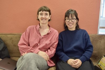 Die Studentinnen Nena Siebeck und Madoka Yamashiro stricken leidenschaftlich gern.