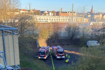 Die Feuerwehr musste zunächst einen Zugang zu dem höher gelegenen Brandort finden.