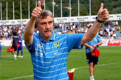 Im September 2011 beim Auswärtsspiel in Jena: Ein erleichterter CFC-Trainer Gerd Schädlich nach dem 2:1-Sieg mit zufriedener Mimik. 