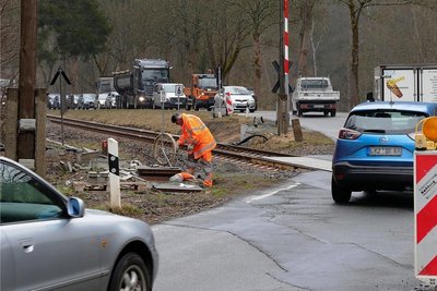 Staatsstraße 272 im Schwarzwassertal am Ortseingang von Antonsthal aus Richtung Schwarzenberg: Per Ampel wird der Durchgangsverkehr wechselseitig über den Bahnübergang geleitet, der wieder Baustelle ist. 