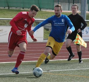 Überrannt: Die Fußballer von Motor Rochlitz, hier mit Edward Ueberschär gegen den später früh ausgewechselten Oederaner Moritz Reichelt, haben die Fronten am Sonntag früh geklärt. 