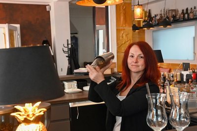 Jasmin Neubert, die Gründerin und Inhaberin eines Unternehmens für Party- und Feierdienstleistungen, arbeitet auch mit dem Besitzer des Café Rhinos in Limbach-Oberfrohna zusammen und mixt etwa Cocktails. 