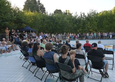 Das Kunstfestival "Begehungen" ist im ehemaligen Erzgebirgsbad in Thalheim eröffnet.