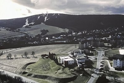 Ohne Schnee, wie in dieser Szene, mussten die Macher des Erzgebirgskrimis in Oberwiesenthal drehen.