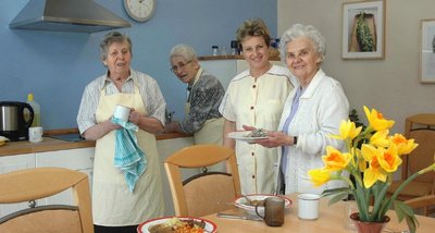 <p class="artikelinhalt">In der Wohnküche können Inge Werner, Toni Paß, Ergotherapeutin Petra Kupfer (hier in neuer Dienstbekleidung), Dora Beyreuther (v. l.) und andere Heimbewohner gemeinsam kochen, essen und abwaschen.                    </p>