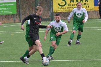 9:0-Sieg in der Westsachsenliga: Der Aufschwung des Meeraner SV nach dem Trainerwechsel – und warum Mülsen St. Niclas das Wasser bis zum Hals steht - Christoph Otto (am Ball) trug sich beim „Schützenfest“ des Meeraner SV gegen Mülsen St. Niclas in die Torschützenliste ein.