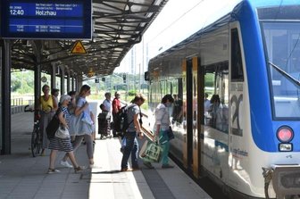 9-Euro-Ticket: Auch mehr Fahrgäste auf Nebenstrecken in Mittelsachsen? - Größtenteils im Stundentakt fahren die Züge zwischen Freiberg und Holzhau. Trotz des 9-Euro-Tickets seien die Triebzüge selten überfüllt, wie die meisten Mitfahrer betonen. Vor allem Schulklassen seien jetzt häufiger unterwegs.