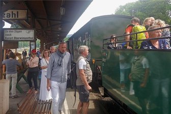 9-Euro-Ticket: Fichtelbergbahn und Erzgebirgsbahn kommen gut mit Pfingstansturm klar - Am Bahnhof in Cranzahl herrschte am frühen Sonntagnachmittag Hochbetrieb. Aber jeder, der wollte, kam mit.