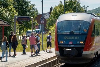 9-Euro-Ticket wird im Erzgebirge vor allem für Ausflüge genutzt - Dank des 9-Euro-Tickets nutzen deutlich mehr Menschen die Erzgebirgsbahn. Zu überfüllten Zügen kommt es laut Bahnleiter aber nicht.