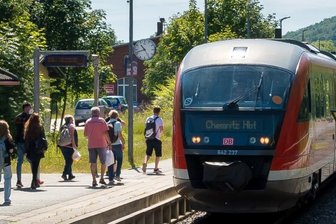 9-Euro-Ticket wird im Erzgebirge vor allem für Ausflüge genutzt - Dank des 9-Euro-Tickets nutzen deutlich mehr Menschen die Erzgebirgsbahn. Zu überfüllten Zügen kommt es laut Bahnleiter aber nicht.