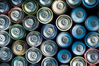 9-Meter-Graffiti in Klingenthal: Unbekannte sprühen Bild und Schriftzug - Spraydosen eines Graffiti-Sprayers. In Klingenthal wurde eine Brücke beschmiert.