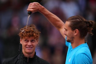 9. Pleite in Folge: Sinner erteilt Zverev Final-Lehrstunde - Zverev begießt Sinner mit Champagner. 