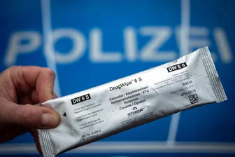 90-Jähriger wird in Zwickau mitten in der Nacht zum Geisterfahrer – Opiate im Spiel - Ein Drogen-Test-Kit. In Zwickau wies ein Test bei einem 90-Jährigen auf Opiate hin.