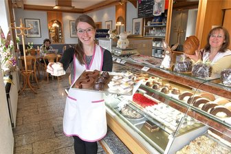 90 Jahre Bäckerei Schäfer: Warum hier Männer Schlange stehen - Konditormeisterin Melissa Schäfer führt die Erzgebirgsbäckerei Schäfer in vierter Generation. Ihre Mutter Sylvia Schäfer (r.) ist Inhaberin und auch Oma Christa Schäfer (im Hintergrund) hilft noch in der Backstube mit.