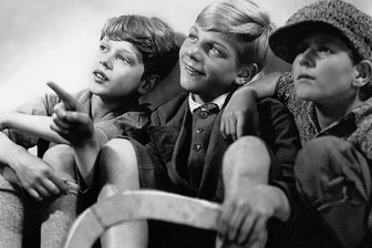 90 Jahre "Emil und die Detektive" im Kino: Als Erich Kästners Jungermittler das Laufen lernten - Der Film "Emil und die Detektive" machte sie zu Stars ihrer Zeit: Ernst Eberhard Reling (Mittenzwei), Rolf Wenkhaus (Emil) und Hans Joachim Schaufuss (Gustav mit der Hupe).
