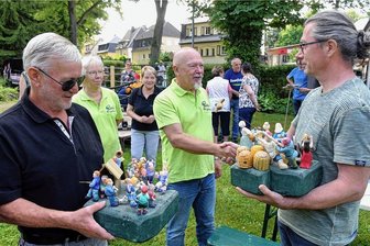 90 Jahre Klein-Erzgebirge Oederan: Ein Knopfdruck und die sächsischen Fürsten marschieren auf - Mit einem Aktionssonntag ist der 90. Geburtstag des Klein-Erzgebirges Oederan gefeiert worden: Die Akteure der Volkskunstschule, Rolf Büttner (rechts) und Klaus Penzkofer, übergeben Horst Drichelt geschnitzte Männel aus ihren Schnitzkursen.
