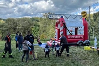 90 Jahre Turnhalle und 50 Jahre Fußball in Schwarzenberg-Neuwelt boten Anlass für Kinderfest - Beim Kinderfest in Neuwelt war auch die Feuerwehr mit von der Partie – mit kindgerechten Angeboten.
