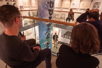 90 Jahre Vater und Sohn: Welches besondere Geschenk die Stadt Plauen anlässlich des Jubiläums macht - Frank Gareis sorgte in der Galerie mit Saxophon und Klarinette für die passende musikalische Umrahmung des Jubiläums.