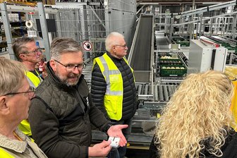 90-Millionen-Investition von Edeka: Ausgebautes Logistikzentrum an der A 4 ist am Netz - Stephan Kleyer, Betriebsleiter des Edeka-Logistikzentrums in Berbersdorf, erklärt den Besuchern die neue, vollautomatisierte Anlage für die Zusammenstellung von Obst- und Gemüse-Bestellungen. Gründonnerstag gingen hier 35.000 Kisten wie von Zauberhand über die Bänder.