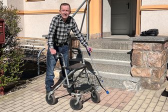 90 Minuten für einen Kilometer: Für einen Vogtländer mit Rollator endet eine Odyssee mit Happy End - Sven Unger mit seinem Rollator vorm Hauseingang. Der beschwerliche Weg zum Zahnarzt brachte ihn an Grenzen.