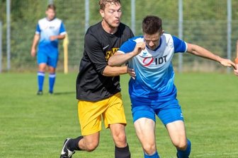 90 Minuten lang völlig von der Rolle - Robert Hornig (links) vom Oelsnitzer FC hat im Duell mit dem Annaberger Sebastian Halm das Nachsehen.