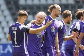 90 Minuten mit einem Mann mehr: Aue spielt dennoch nur 1:1 - Sein Tor war zu wenig: Marvin Stefaniak (2. von links) traf sehr früh zur Auer Führung. Am Ende hieß es für den FCE in Freiburg aber nur 1:1. Foto: Picturepoint