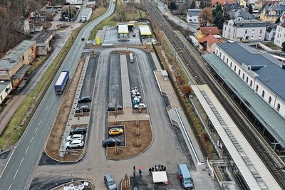 Der neue P+R-Platz in Crimmitschau ist zwar am Dienstagnachmittag freigegeben worden, aber noch dicht: "Die Gefahr, dass sich jemand verletzt, ist zu groß", so Bau-Fachbereichsleiter Götz Müller. Es gibt mehrere Stellen, die noch zu pflastern sind. Daher hat die Stadtspitze kurzfristig entschieden, die Freigabe zu verschieben.