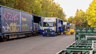 Von der Schiene auf die Straße und umgekehrt: Der Brauereikonzern Carlsberg hatte voriges Jahr erstmals den Transport von Bier und Leergut zwischen seinen Standorten in Mecklenburg-Vorpommern und dem Vogtland per Güterzug und Lkw erprobt. 