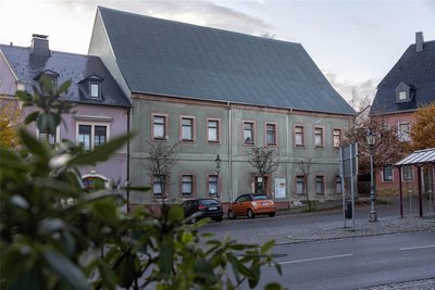 Das Barbara-Uttmann-Haus am Markt in Elterlein: Schon fast dem Abriss geweiht, lassen wertvolle historische Funde aus dem Inneren nun aufhorchen und die Sanierung ganz neu denken.